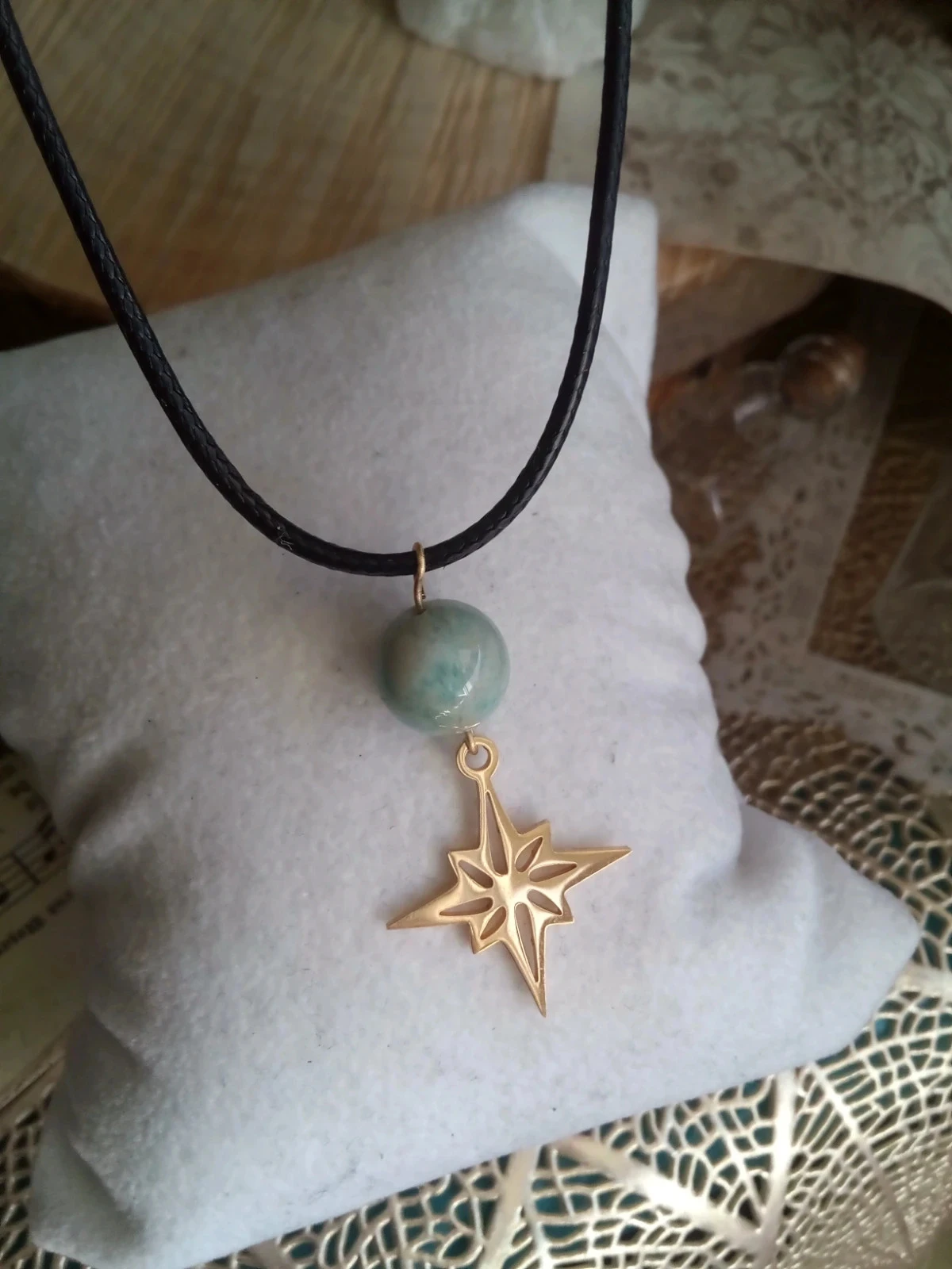 Collier cuir et perle en pierre d'amazonite naturelle et étoile du Nord